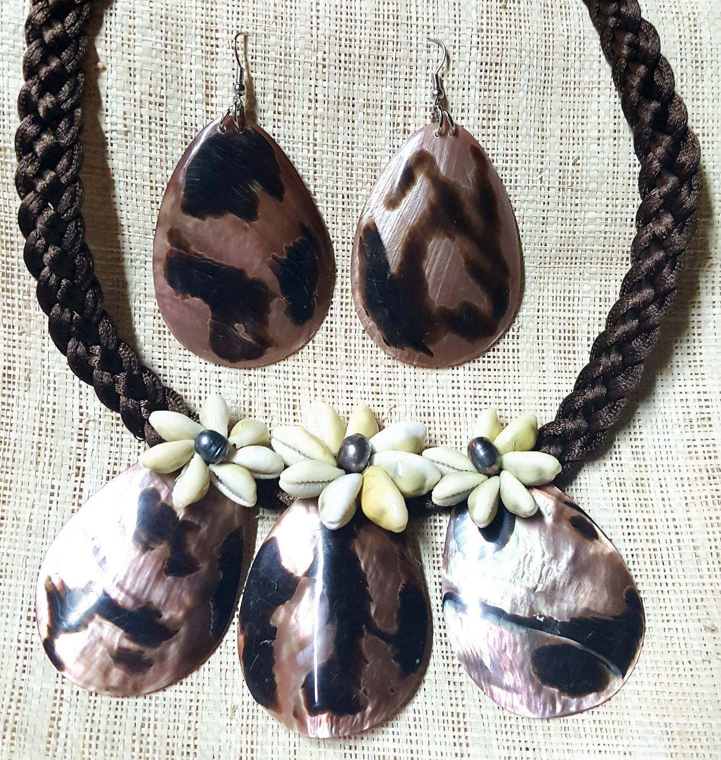 TEARDROP BROWNLIP MOTHER OF PEARL SET